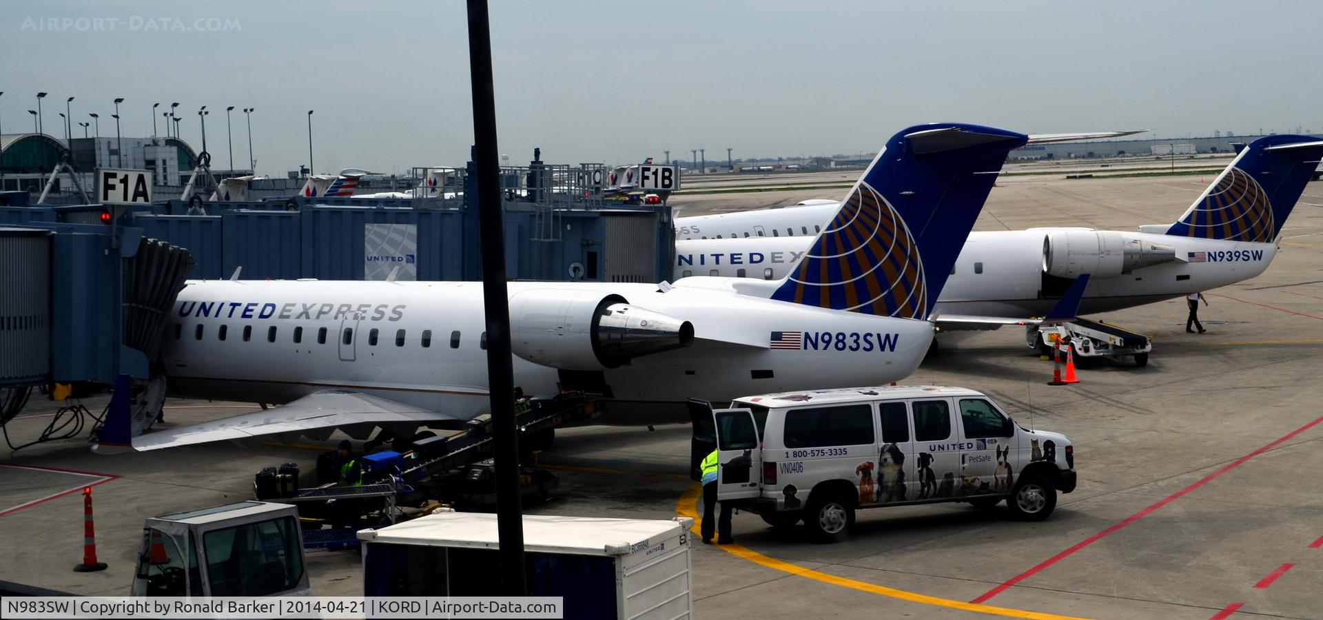 N983SW, 2004 Bombardier CRJ-200ER (CL-600-2B19) C/N 7961, Pet pickup at Gate F1A O'Hare