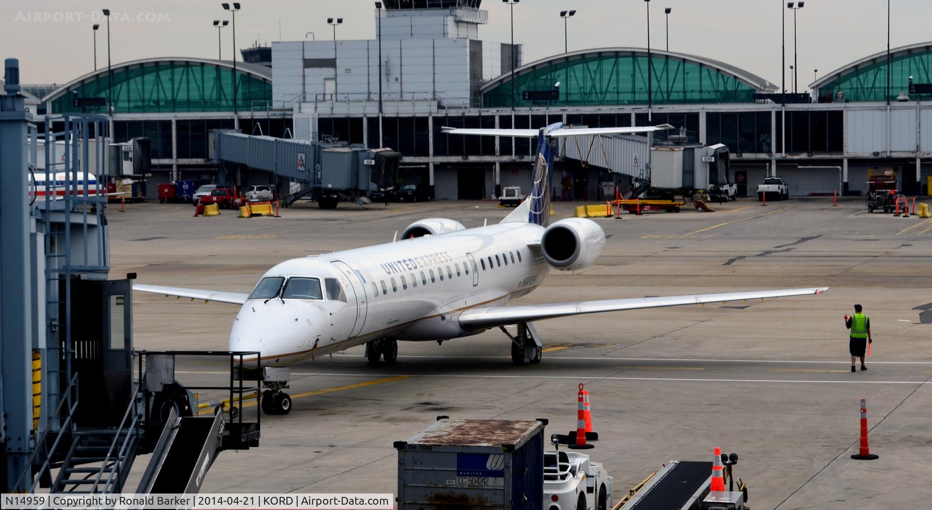 N14959, 1998 Embraer ERJ-145LR (EMB-145LR) C/N 145091, Gate F9 O'Hare