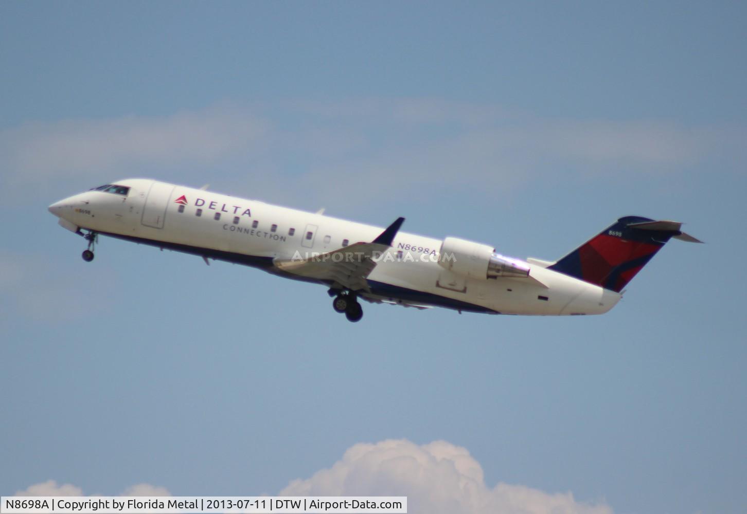 N8698A, 2002 Bombardier CRJ-200 (CL-600-2B19) C/N 7698, Delta Connection CRJ-200