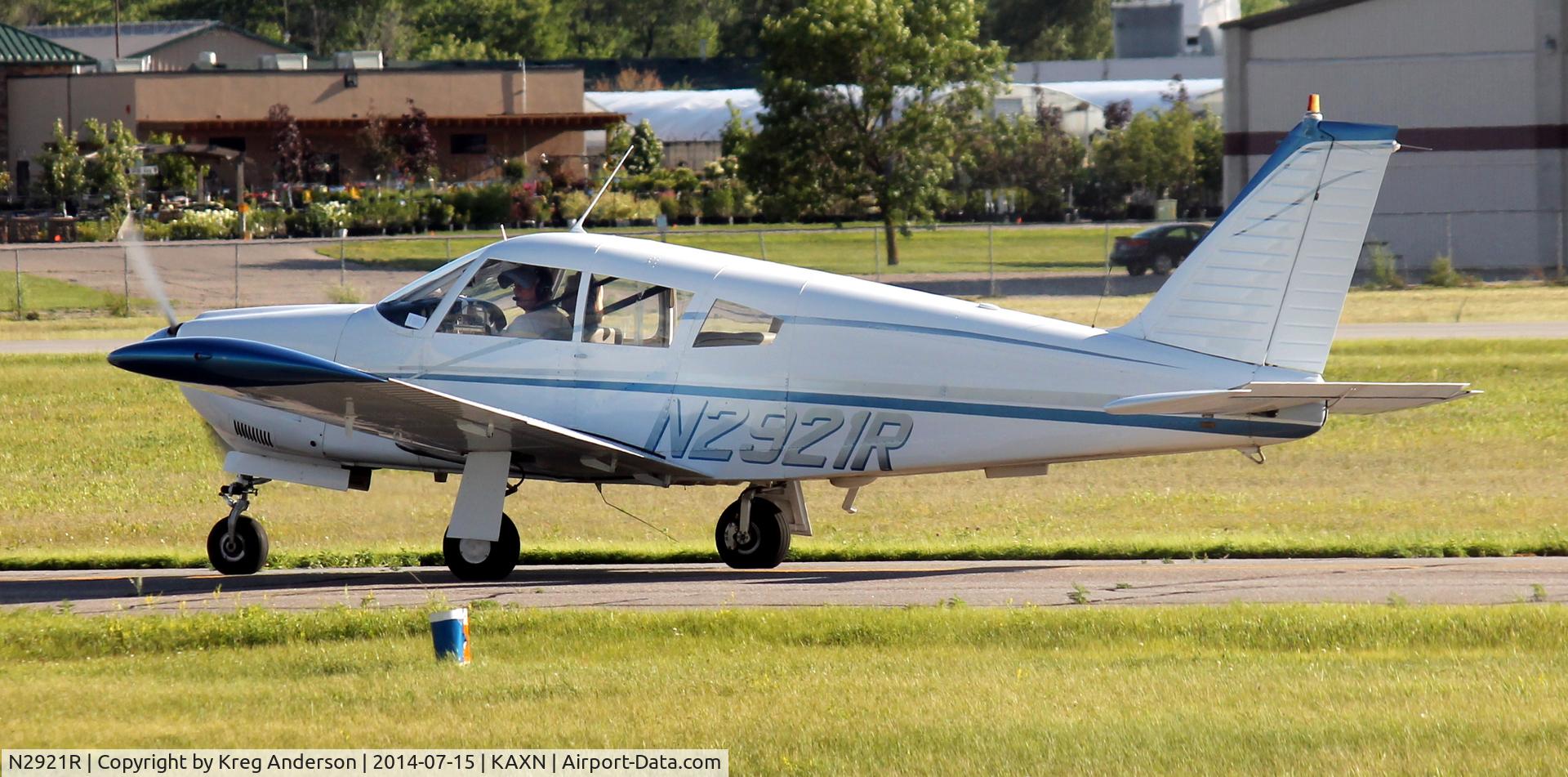 N2921R, 1969 Piper PA-28R-200 C/N 28R-35329, Piper PA-28R-200 Arrow taxiing to runway 31.