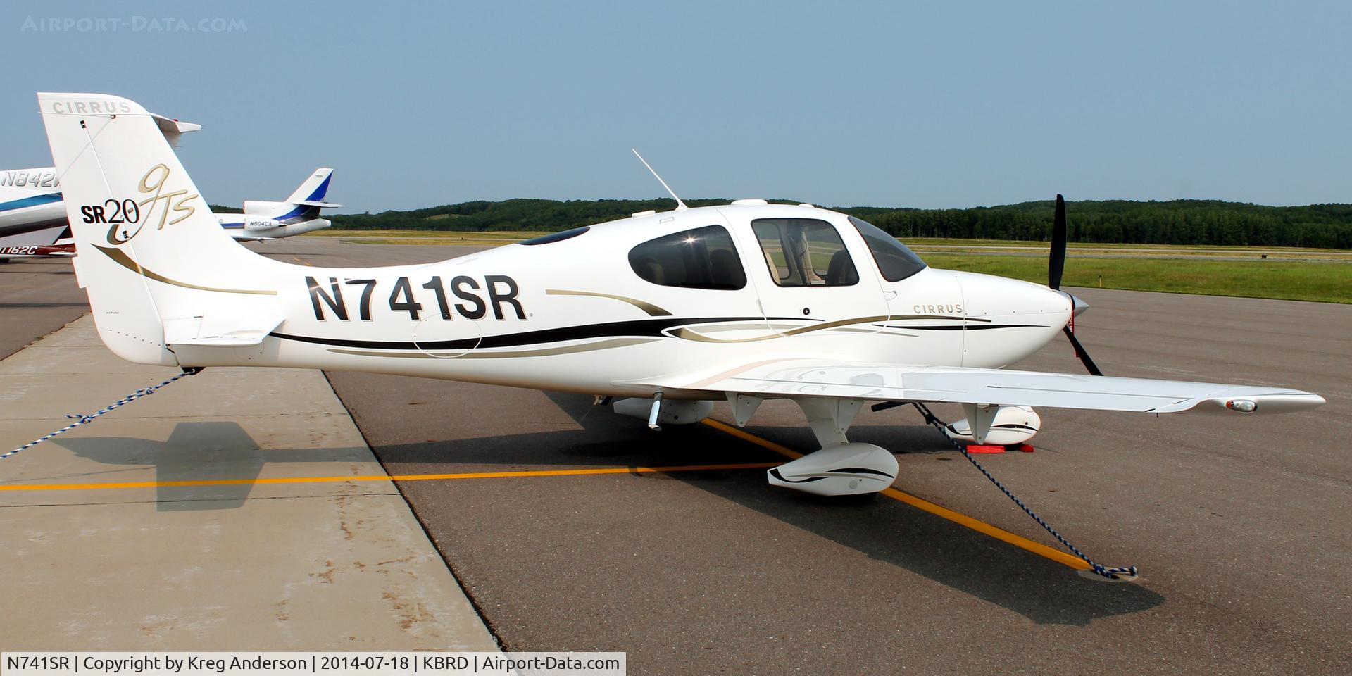 N741SR, 2006 Cirrus SR20 C/N 1757, Cirrus SR20 on the ramp in Brainerd, MN.