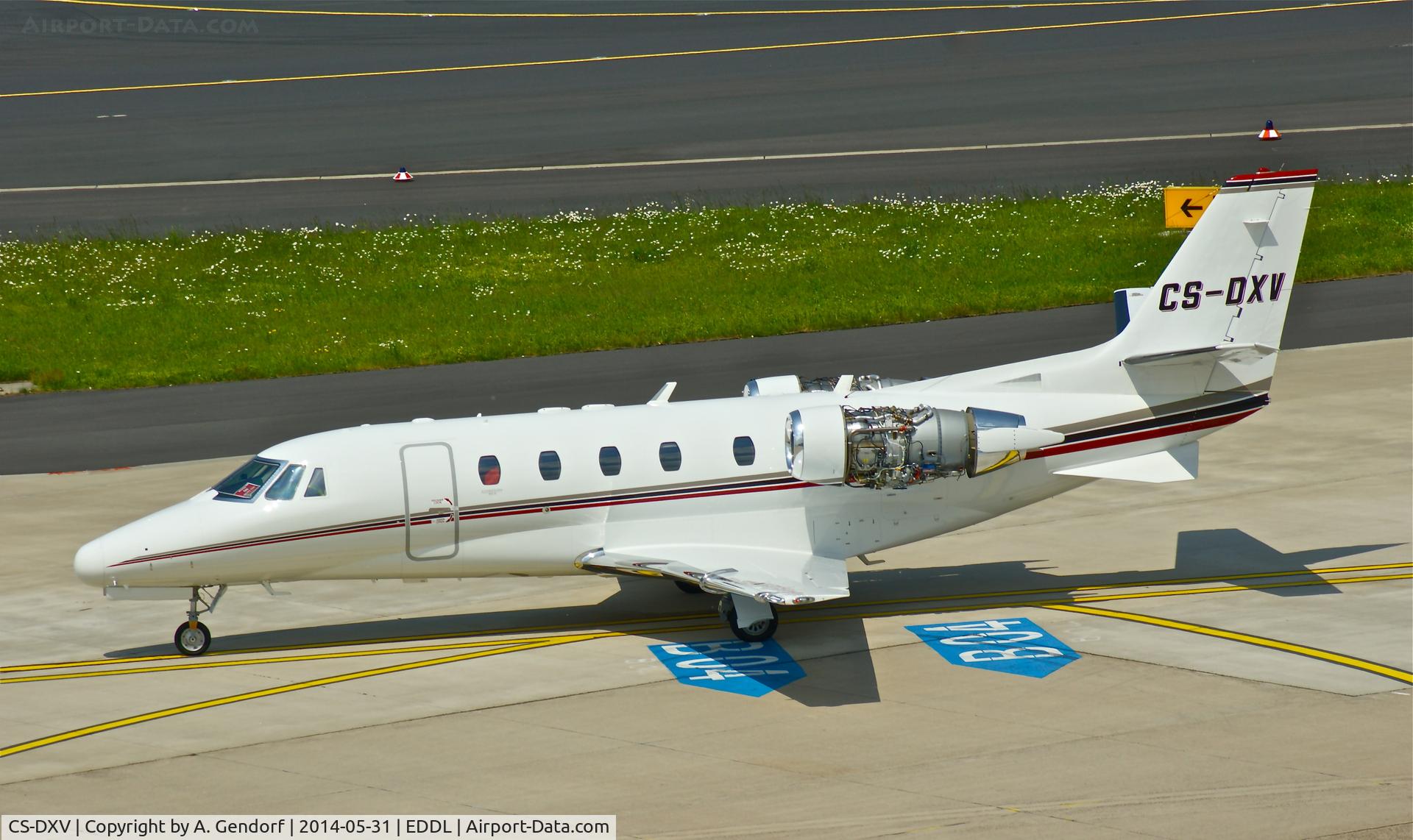 CS-DXV, 2008 Cessna 560 Citation XLS C/N 560-5782, Net Jets Europe (untitled), is taxiing at Düsseldorf Int'l(EDDL), both engine cowlings are missing