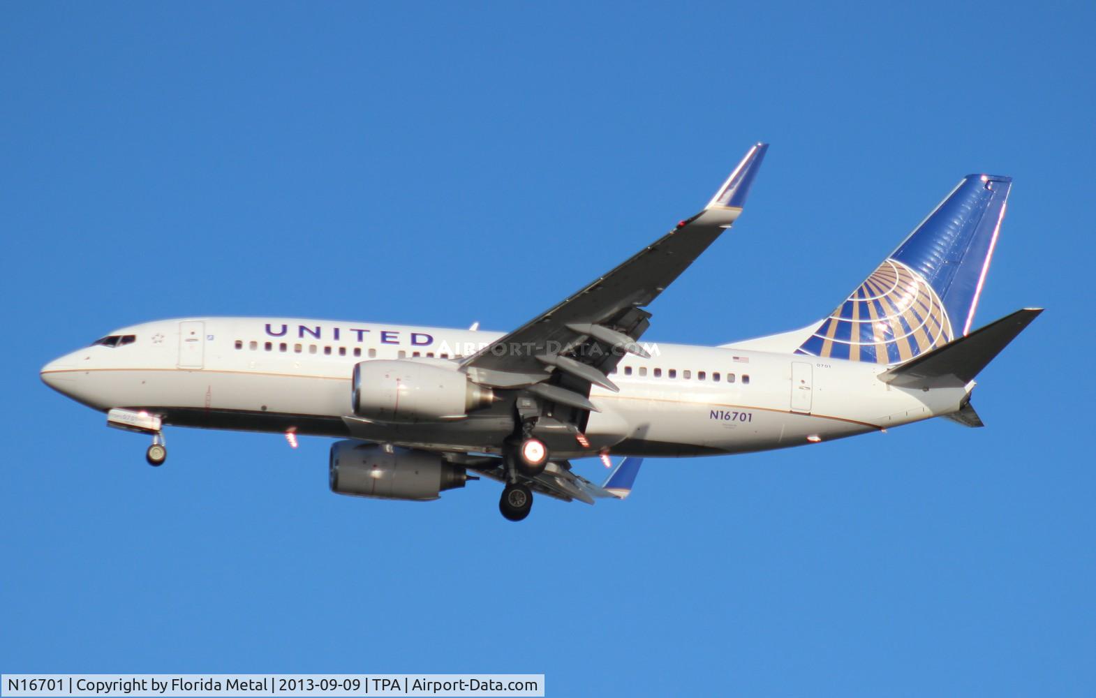 N16701, 1998 Boeing 737-724 C/N 28762, United 737-700