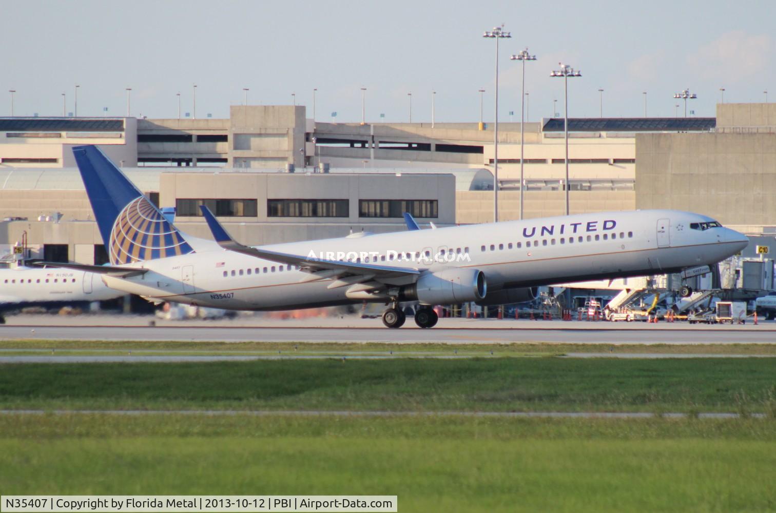 N35407, 2001 Boeing 737-924 C/N 30124, United 737-900