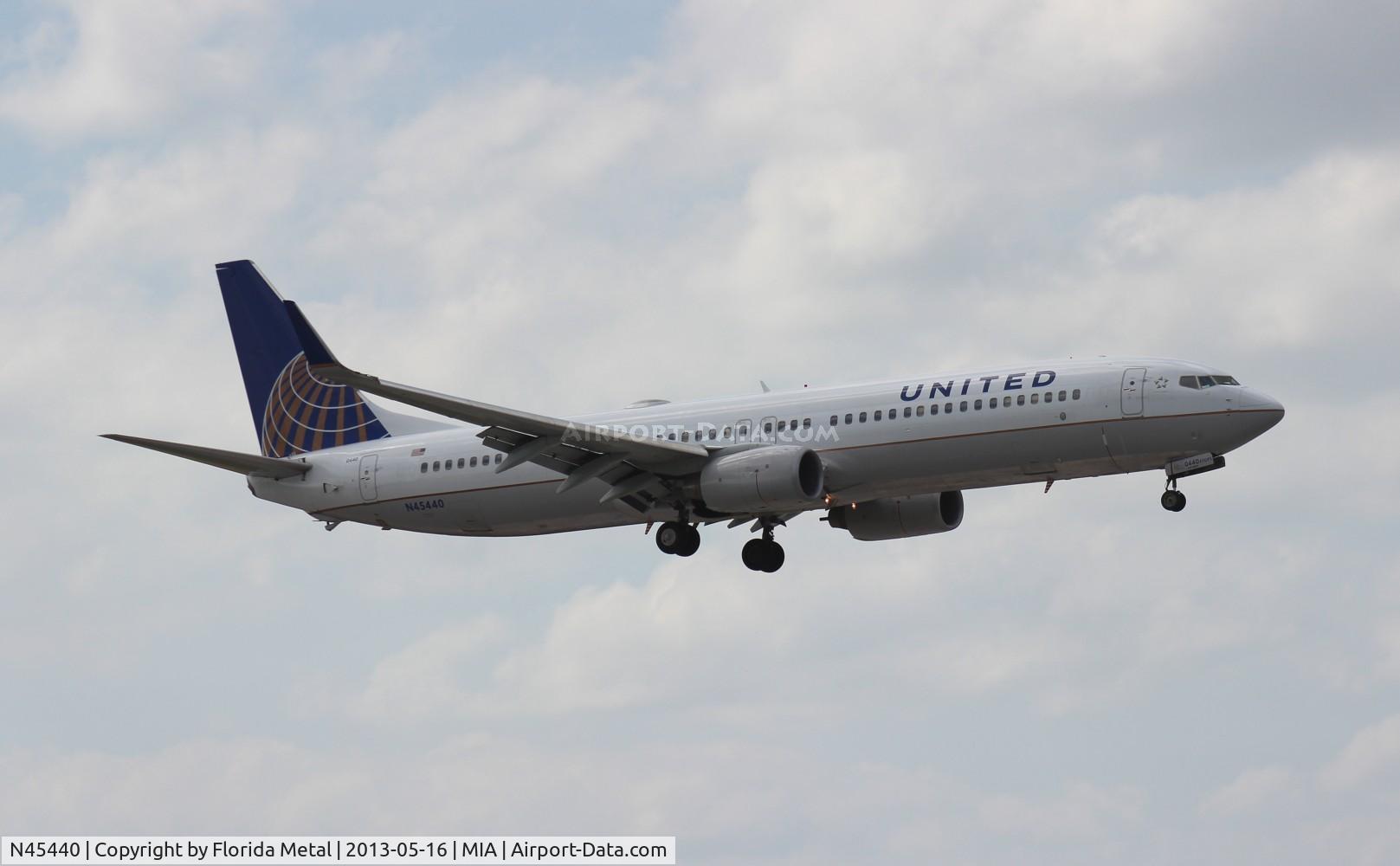 N45440, 2009 Boeing 737-924/ER C/N 33535, United 737-900