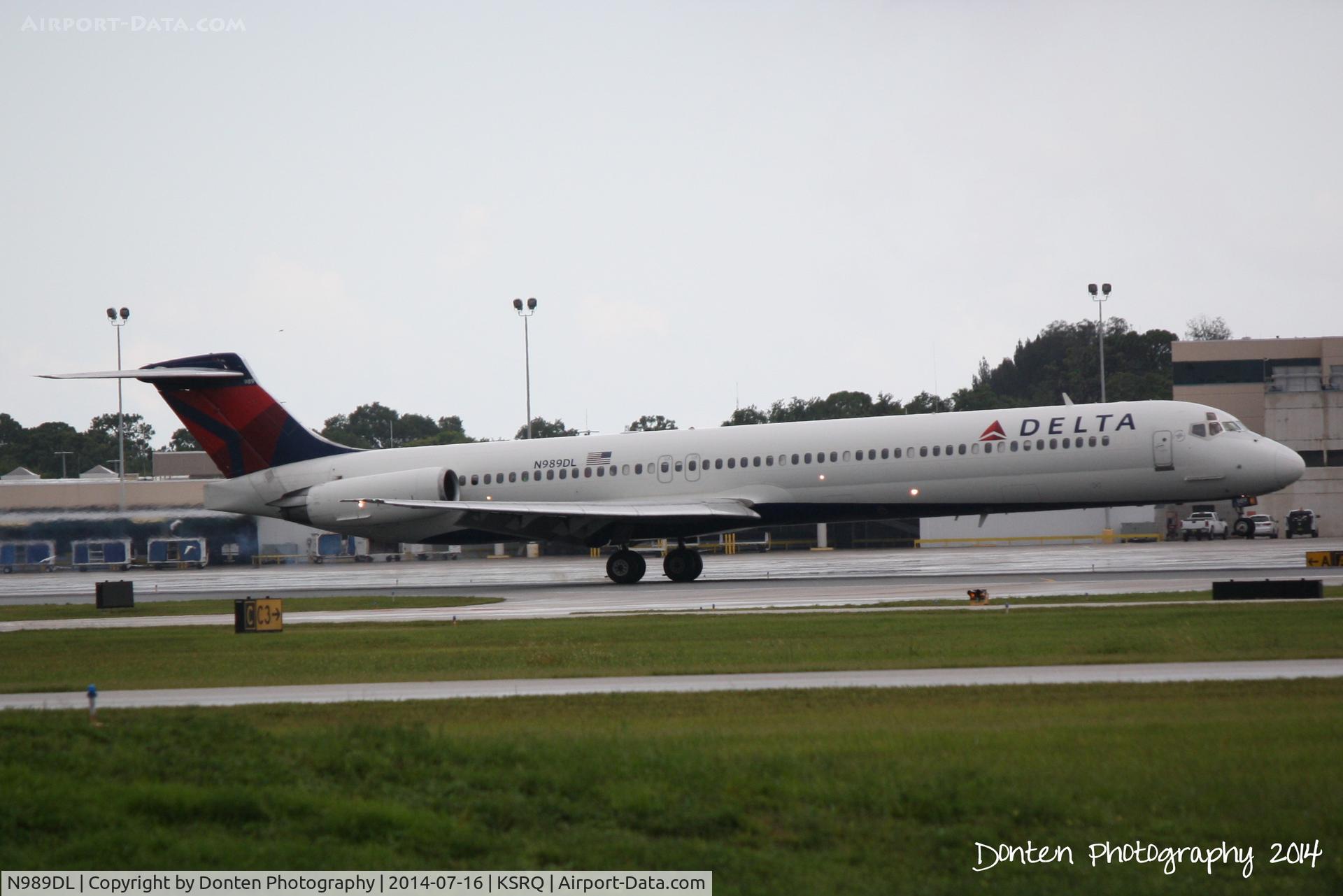 N989DL, 1991 McDonnell Douglas MD-88 C/N 53341, Delta Flight 2298 (N989DL) arrives at Sarasota-Bradenton International Airport following a flight from Hartsfield-Jackson Atlanta International Airport