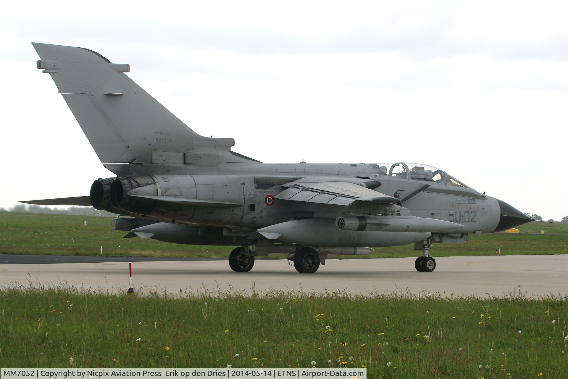 MM7052, Panavia Tornado ECR C/N 424/ECR../5061, Italy AF Tornado ECR mm7052/50-02 taxiing out for the runway at Jagel AB, Germany.