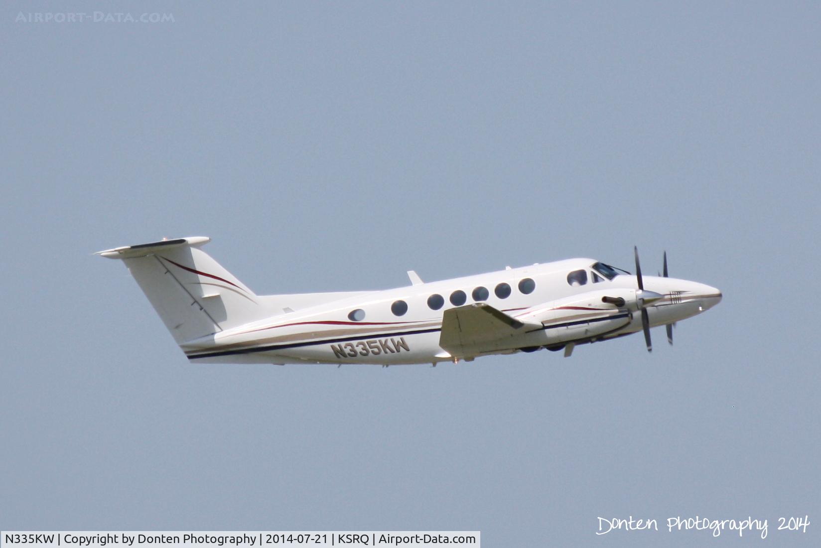 N335KW, 1989 Beech 200 Super King Air C/N BB-1335, Beechcraft Super King Air 200 (N335KW) departs Sarasota-Bradenton International Airport enroute to Jacksonville International Airport