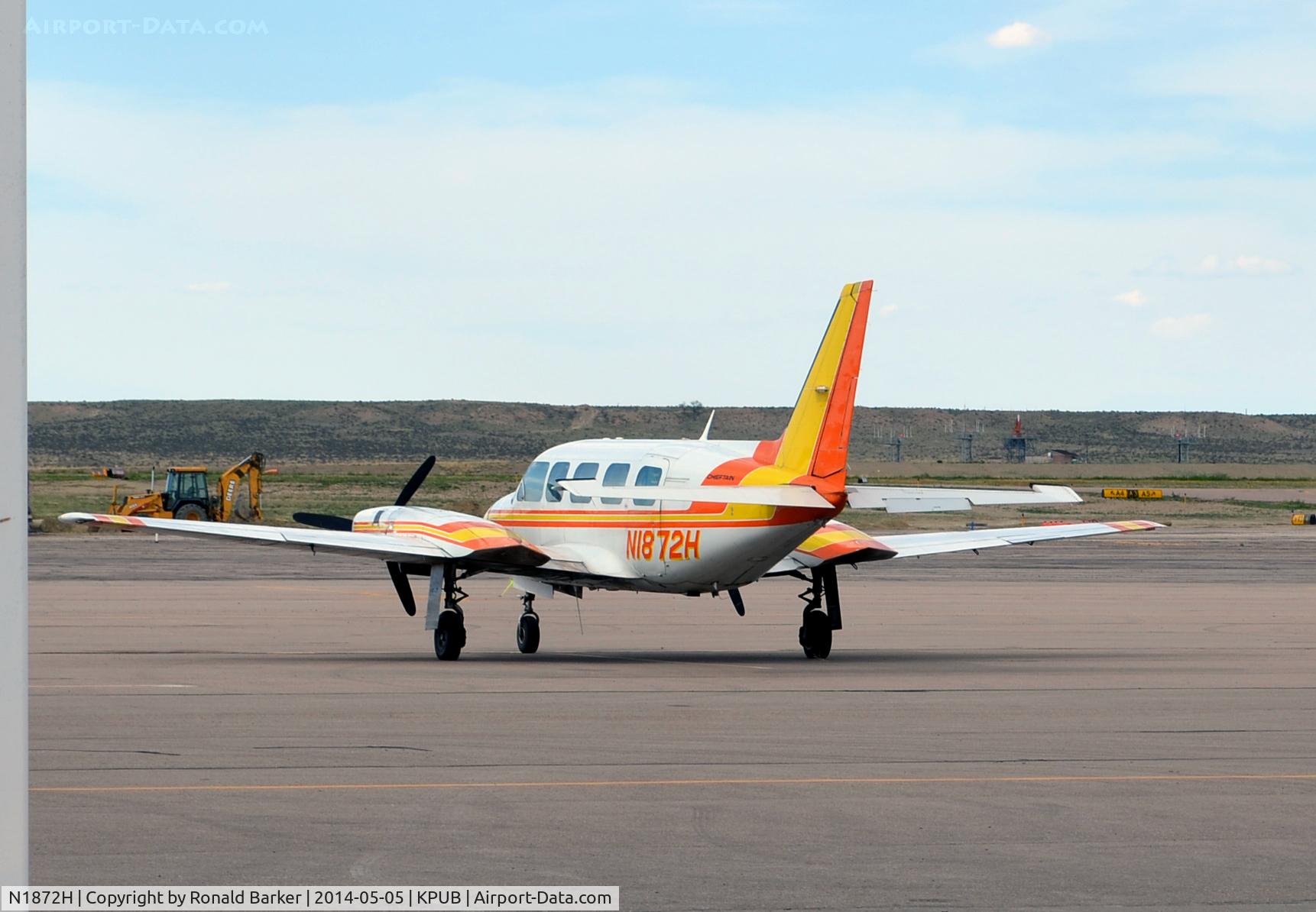 N1872H, 1975 Piper PA-31-350 Chieftain C/N 31-7652053, On the ramp Pueblo