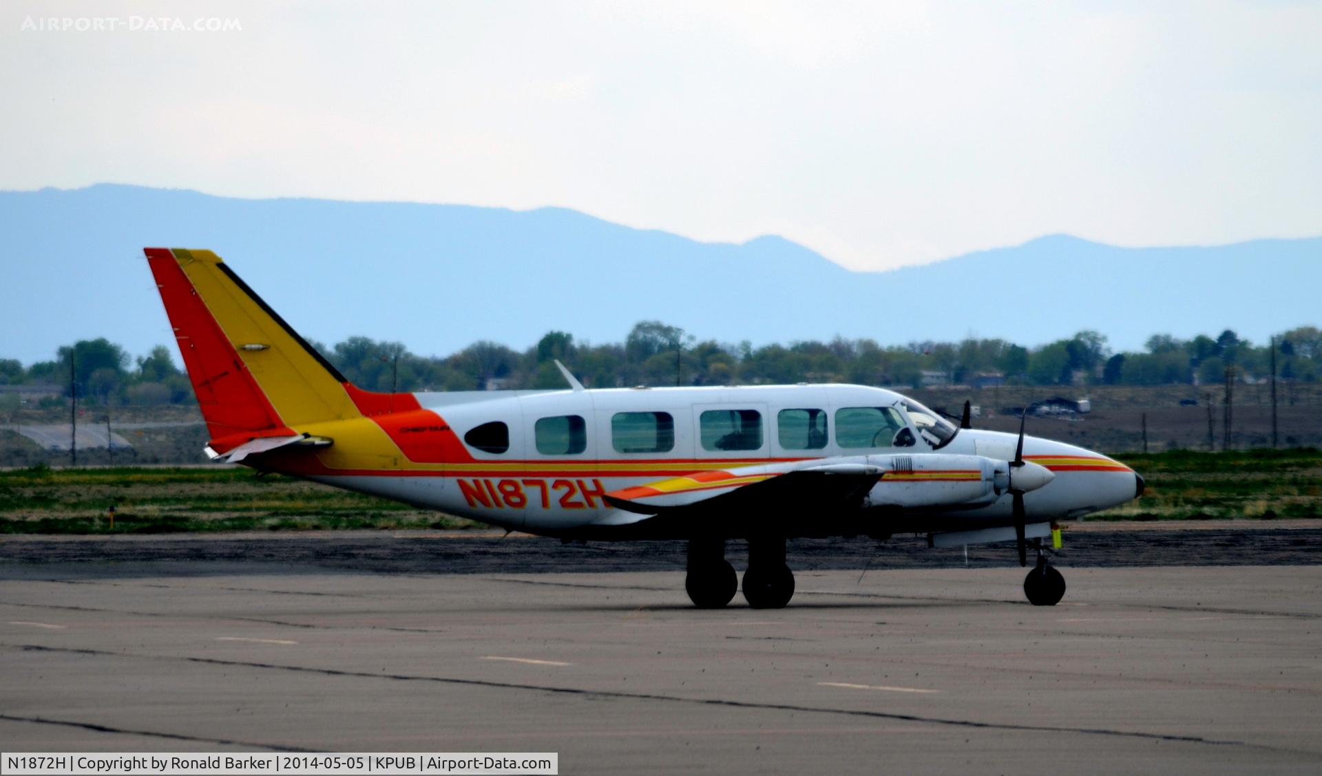 N1872H, 1975 Piper PA-31-350 Chieftain C/N 31-7652053, On the ramp Pueblo