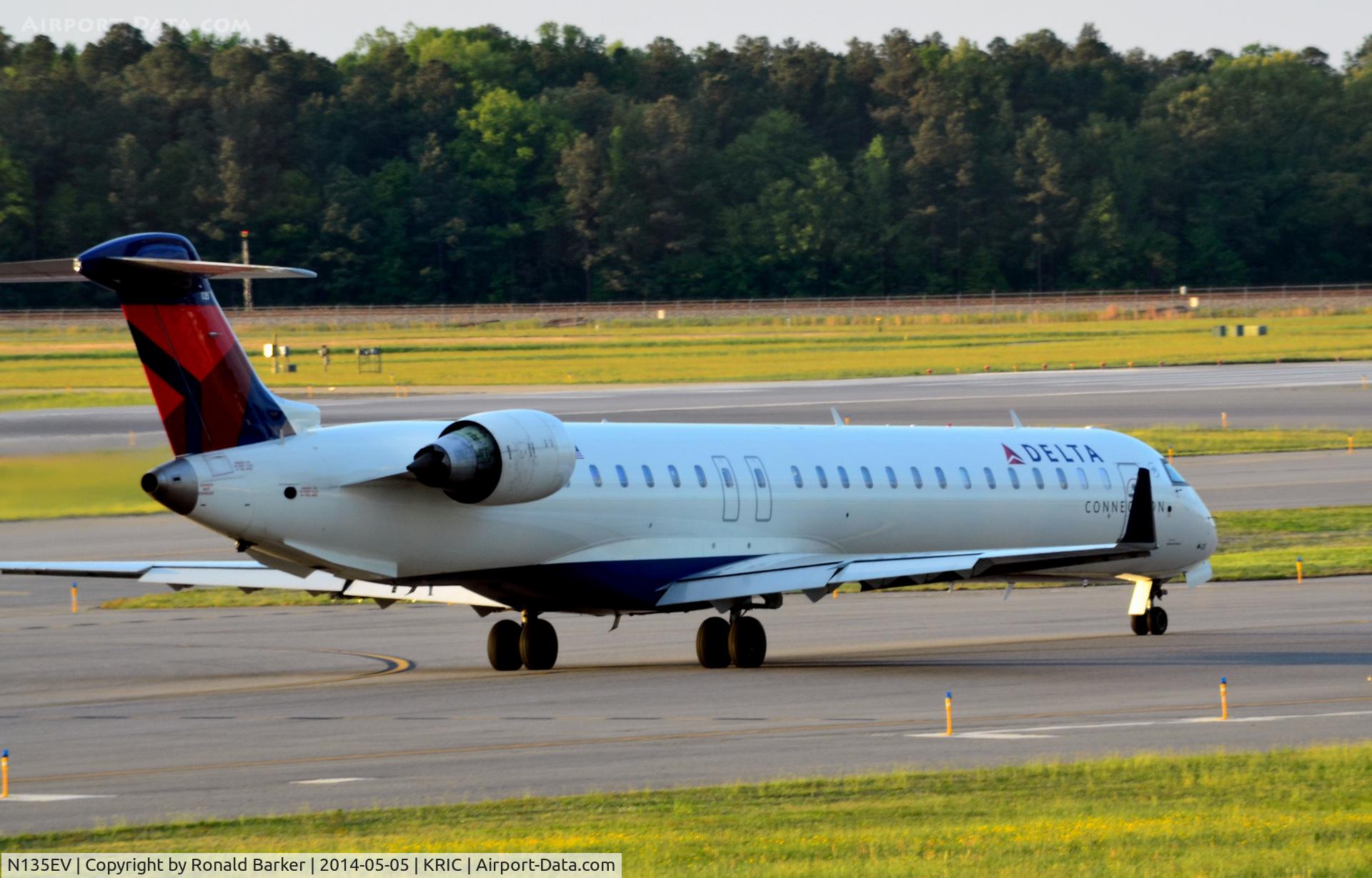 N135EV, 2009 Bombardier CRJ-900ER (CL-600-2D24) C/N 15225, Taxi for takeoff Richmond
