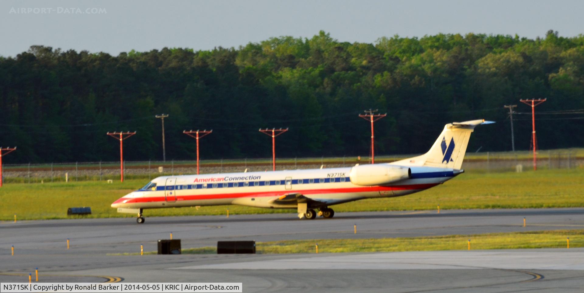 N371SK, 2001 Embraer ERJ-140LR (EMB-135KL) C/N 145535, Taxi Richmond