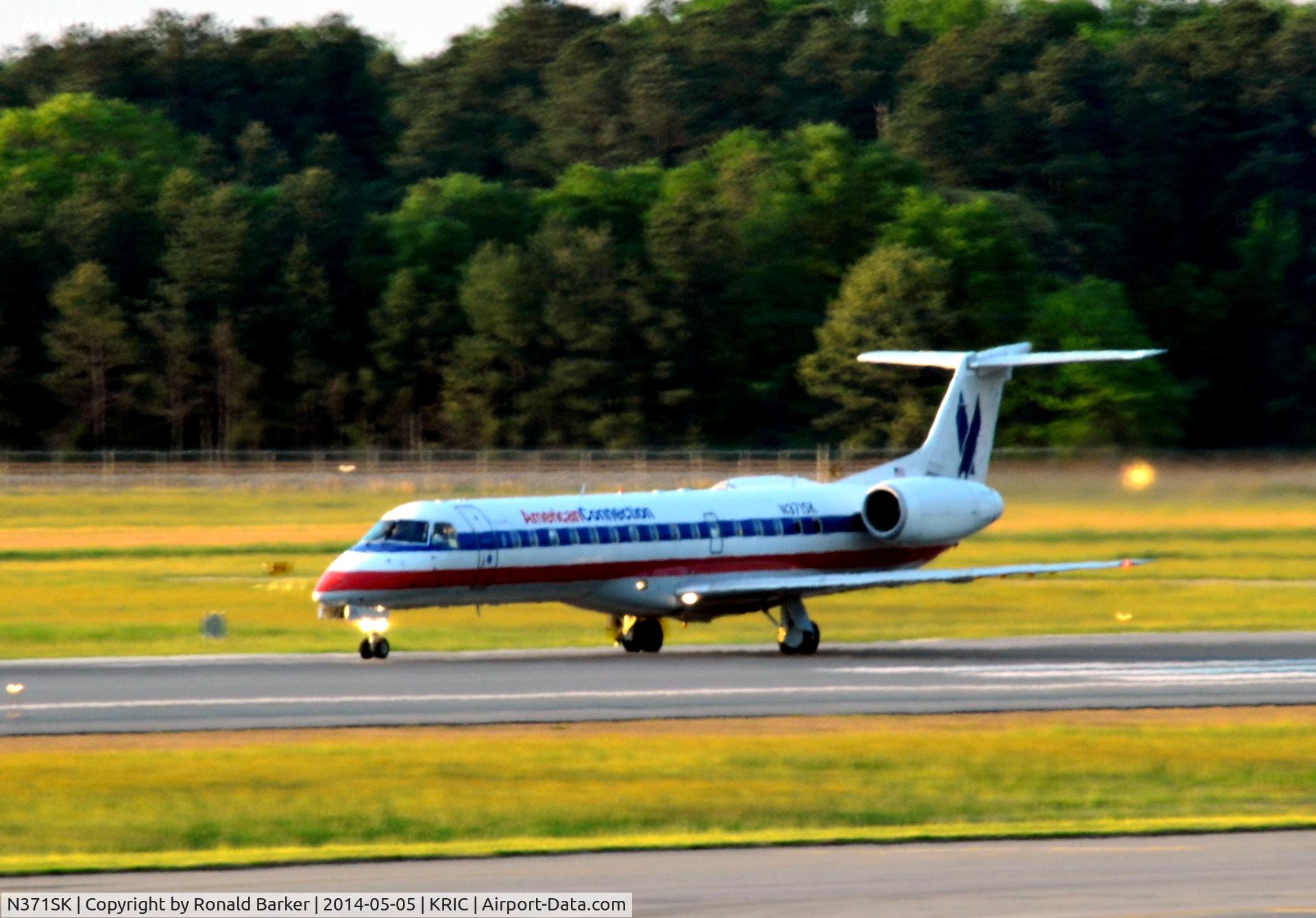 N371SK, 2001 Embraer ERJ-140LR (EMB-135KL) C/N 145535, Takeoff Richmond