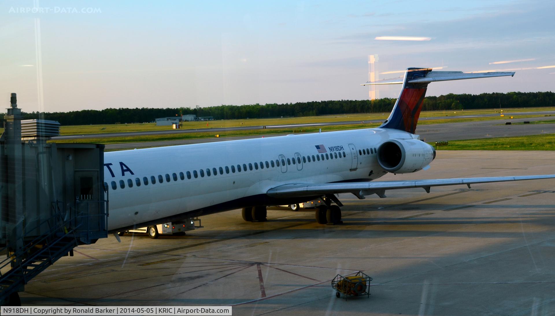 N918DH, McDonnell Douglas MD-90-30 C/N 53553, At the gate Richmond