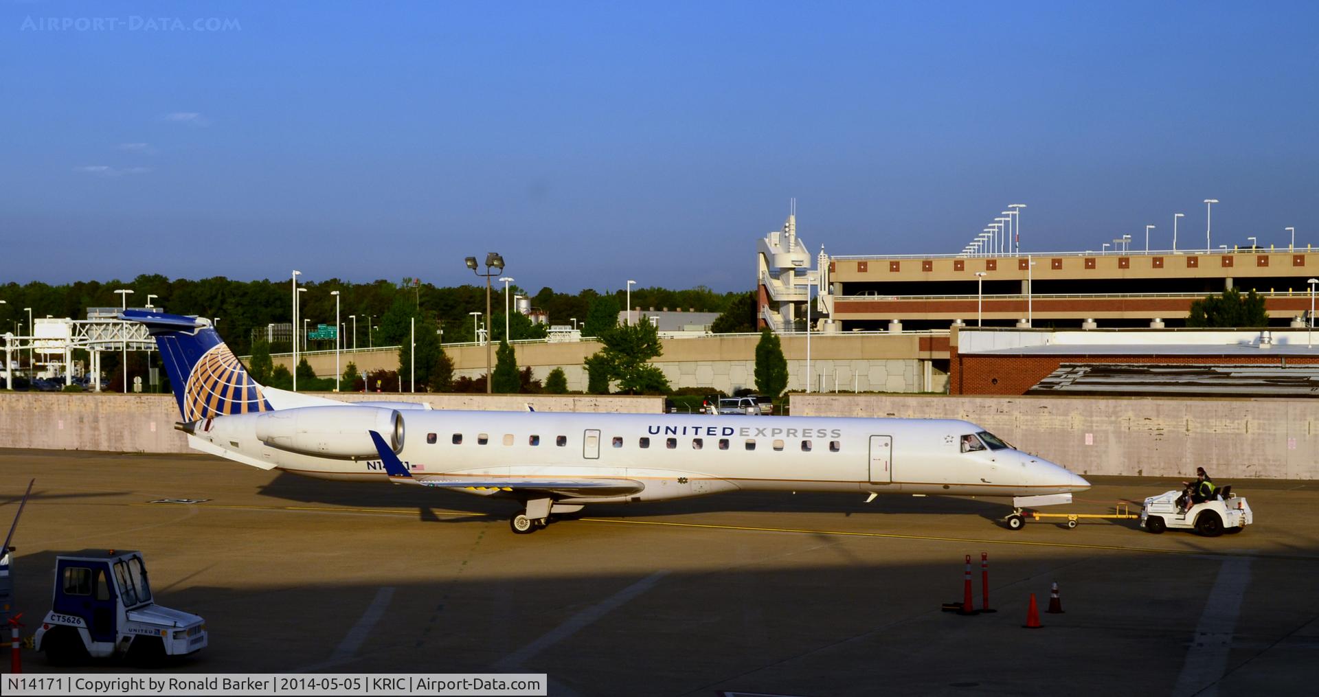 N14171, 2004 Embraer ERJ-145XR (EMB-145XR) C/N 14500859, Taxi Richmond