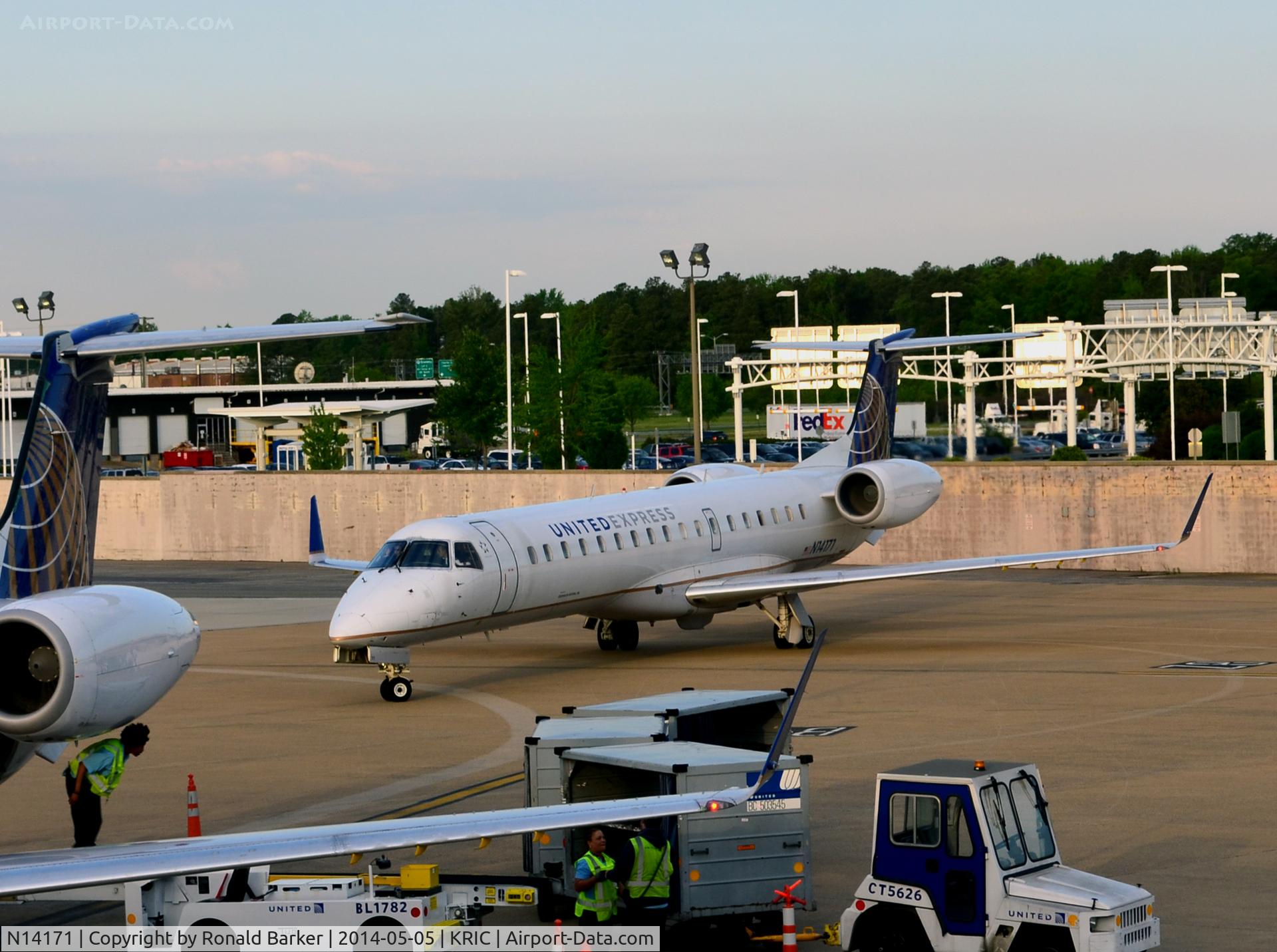 N14171, 2004 Embraer ERJ-145XR (EMB-145XR) C/N 14500859, Taxi Richmond