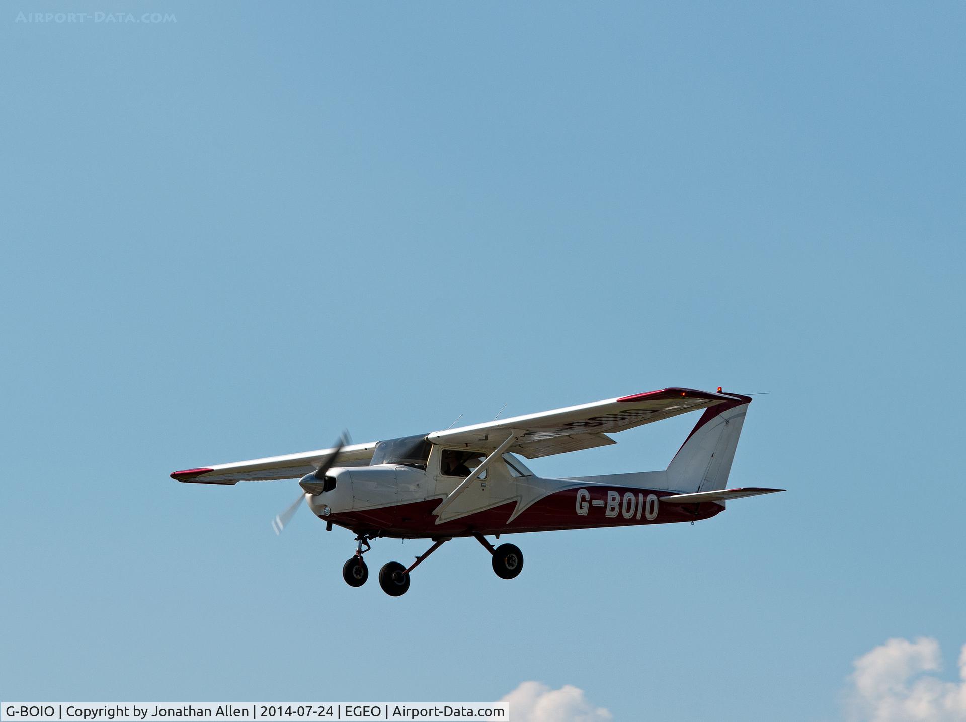 G-BOIO, 1977 Cessna 152 C/N 152-80260, About to land on Runway 19, Oban Airport.
