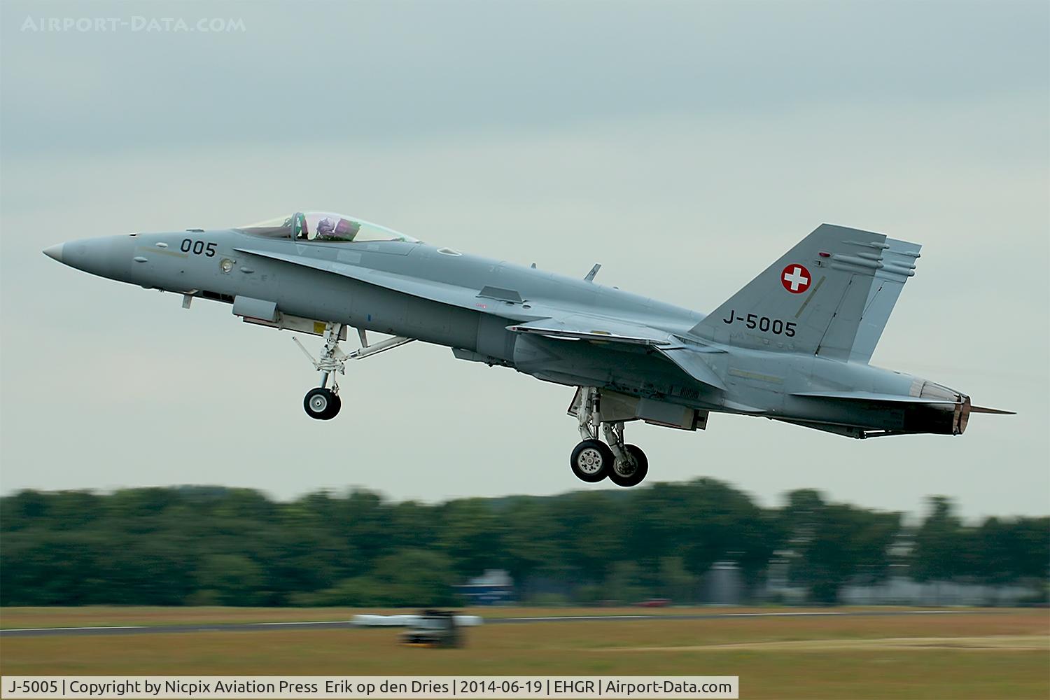 J-5005, McDonnell Douglas F/A-18C Hornet C/N 1327/SFC005, J-5005 flew a nice demo
