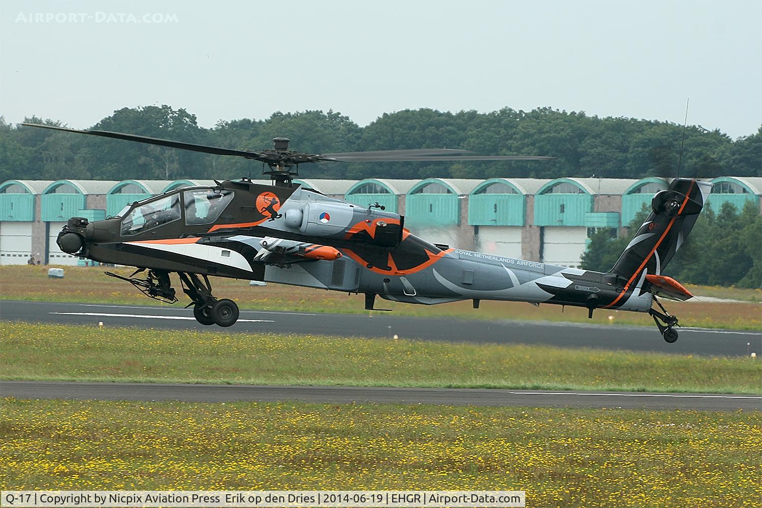 Q-17, 1998 Boeing AH-64DN Apache C/N DN017, Q-17 has now the Redskins sqn badge applied