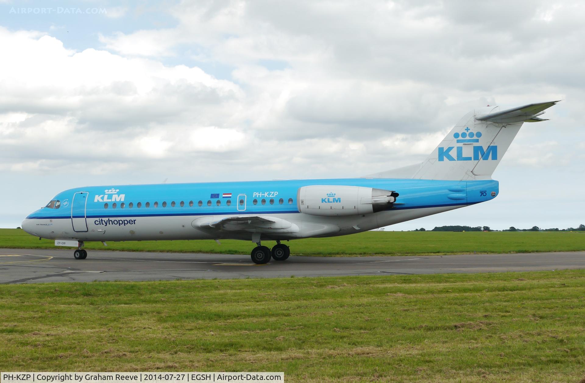 PH-KZP, 1995 Fokker 70 (F-28-0070) C/N 11539, Heading for Norwich's runway 