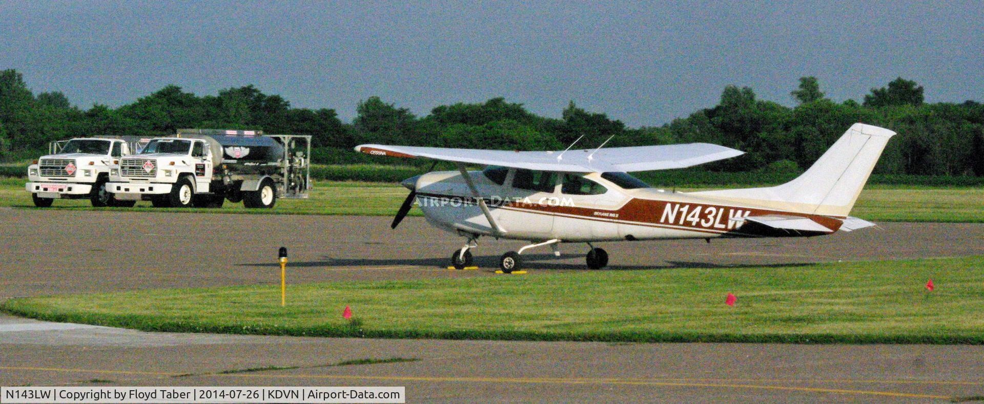 N143LW, 1979 Cessna R182 Skylane RG C/N R18201265, On the ramp in Davenport Iowa