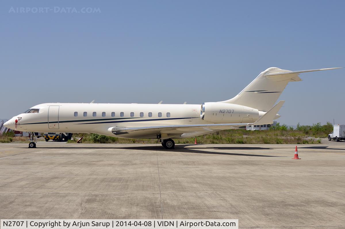 N2707, Bombardier BD-700-1A10 Global 5000 C/N 9398, On the tarmac at Jolly Grant.