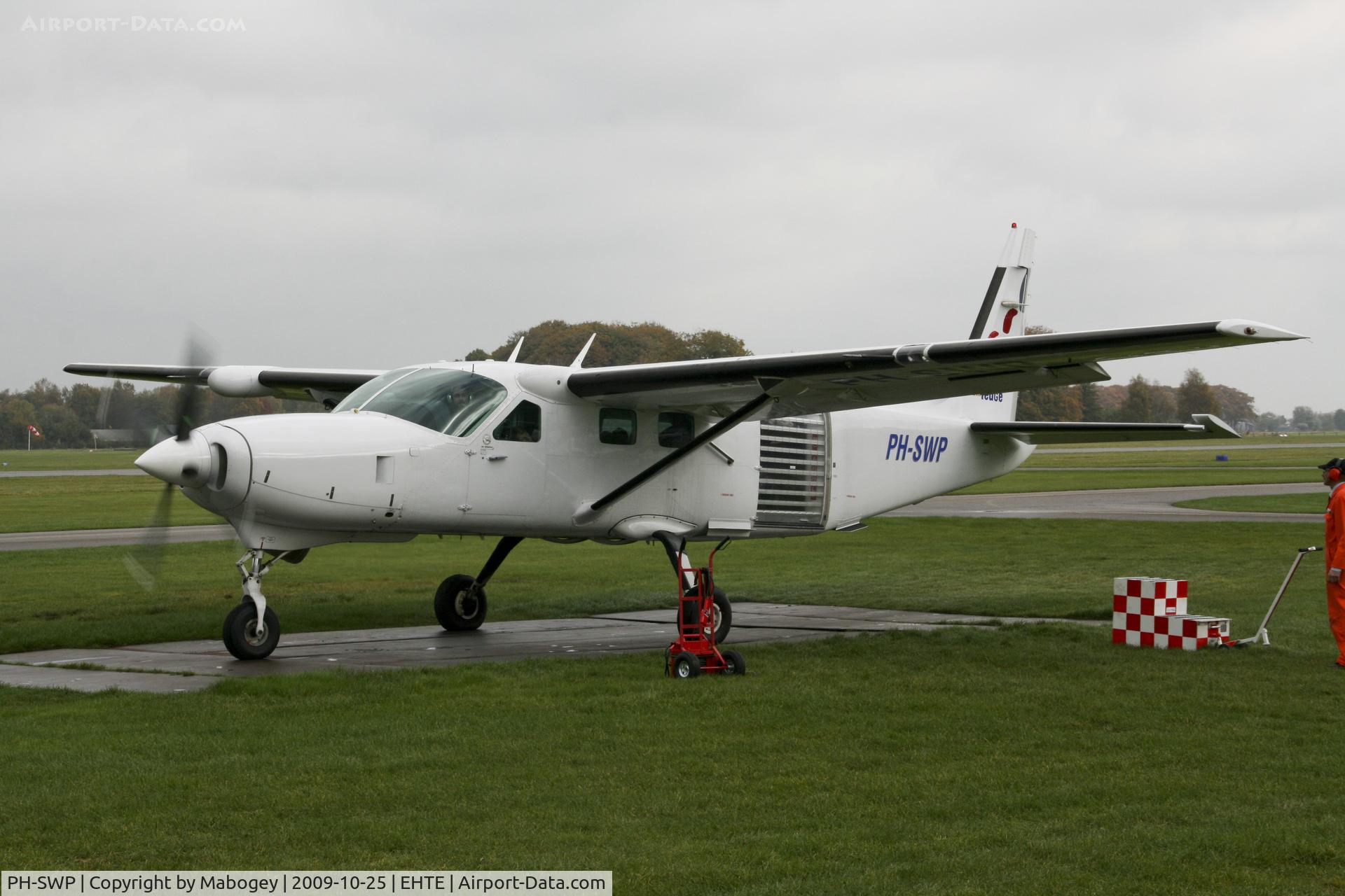 PH-SWP, 2005 Cessna 208B Super Cargomaster C/N 208B1124, Ready for takeoff to drop skydivers over Teuge airport.
