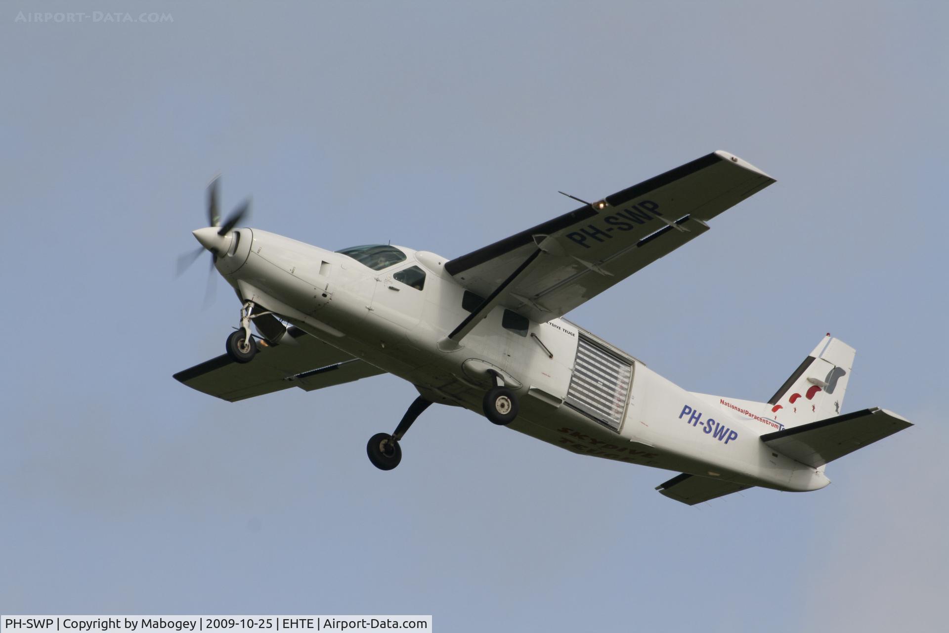 PH-SWP, 2005 Cessna 208B Super Cargomaster C/N 208B1124, Skydivers on their way up...