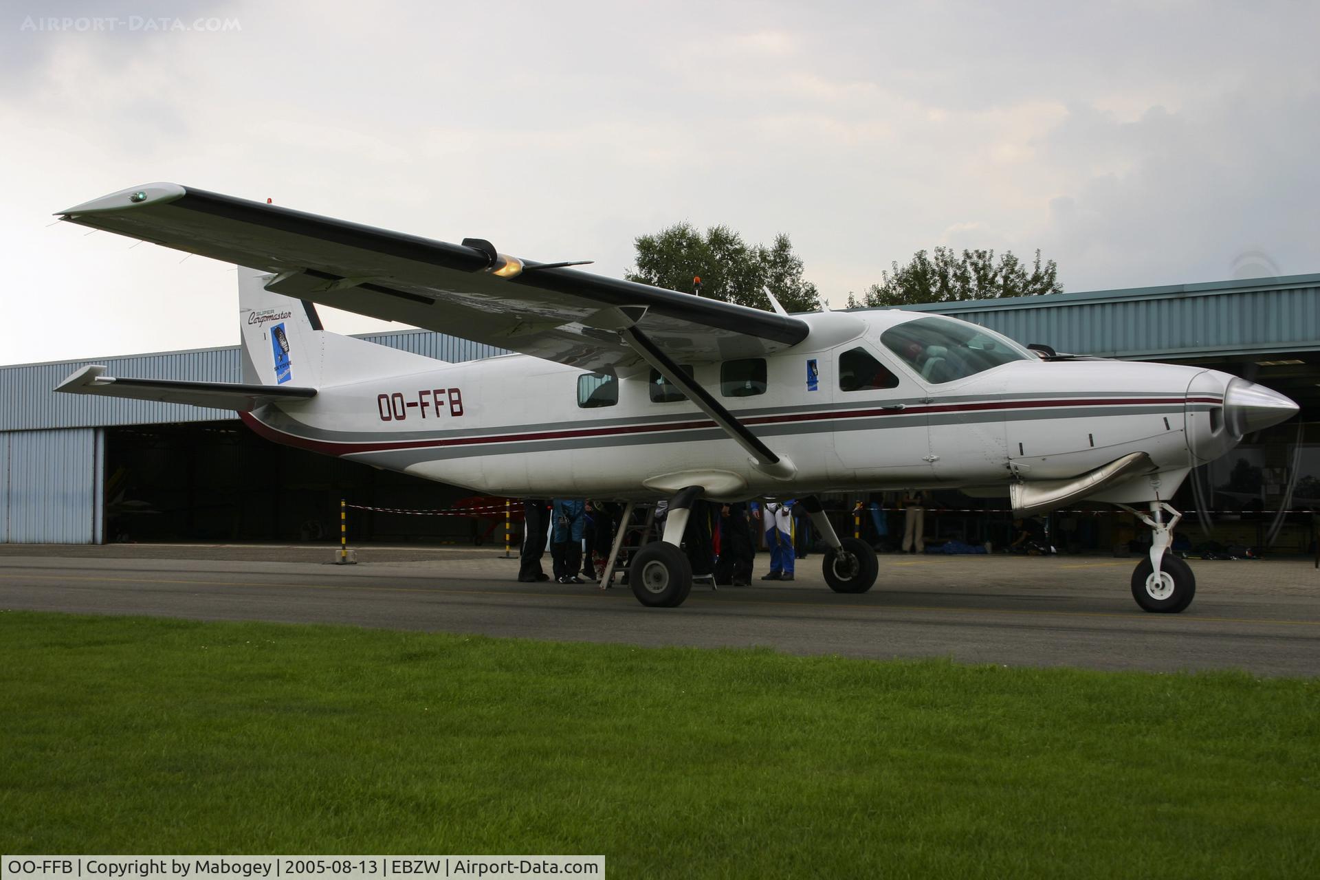 OO-FFB, 2000 Cessna 208B Super Cargomaster C/N 208B0834, Skydivers boarding OO-FFB...