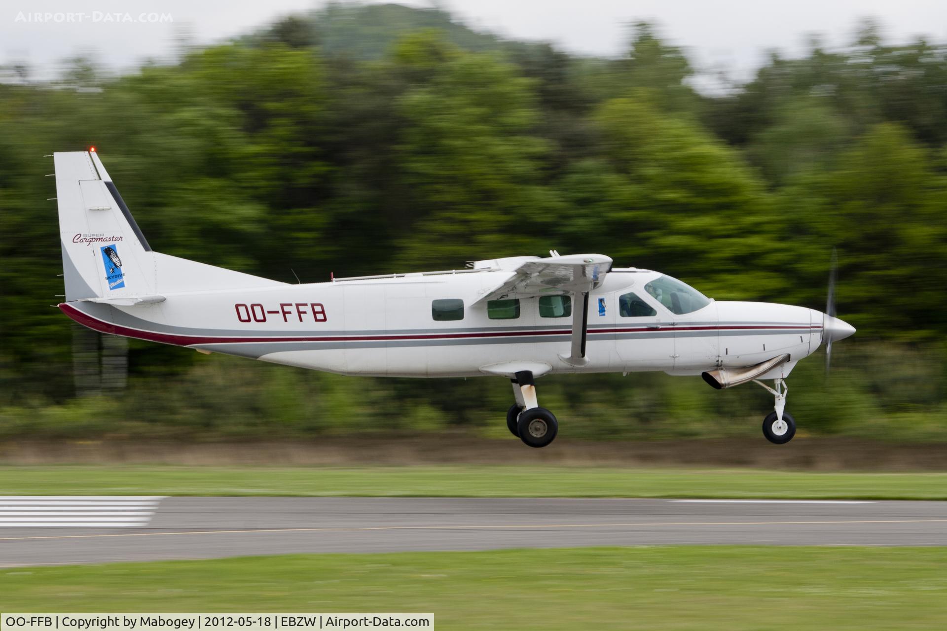 OO-FFB, 2000 Cessna 208B Super Cargomaster C/N 208B0834, OO-FFB landing @ Zwartberg after paradrop.