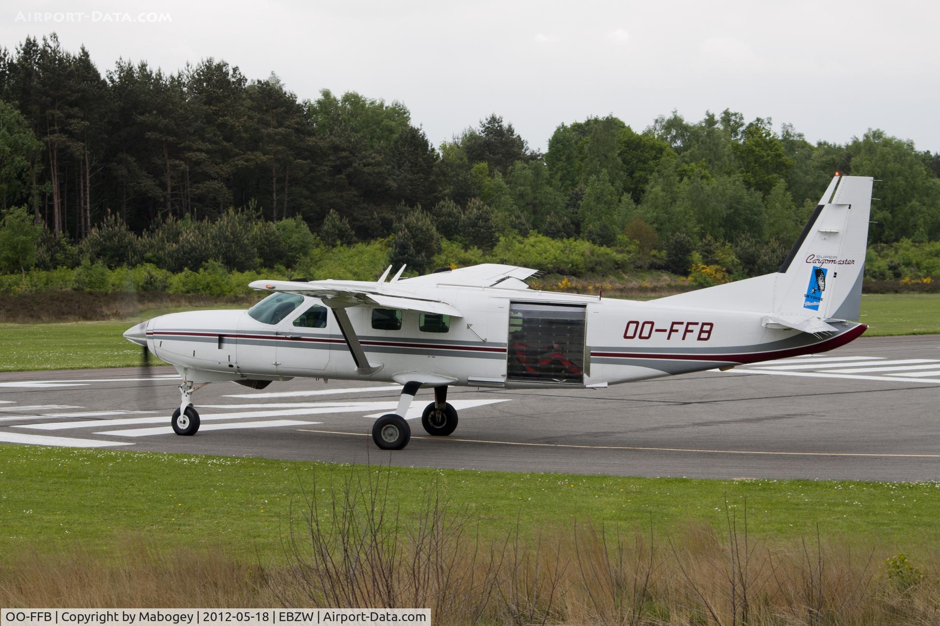 OO-FFB, 2000 Cessna 208B Super Cargomaster C/N 208B0834, Last checks before takeoff.