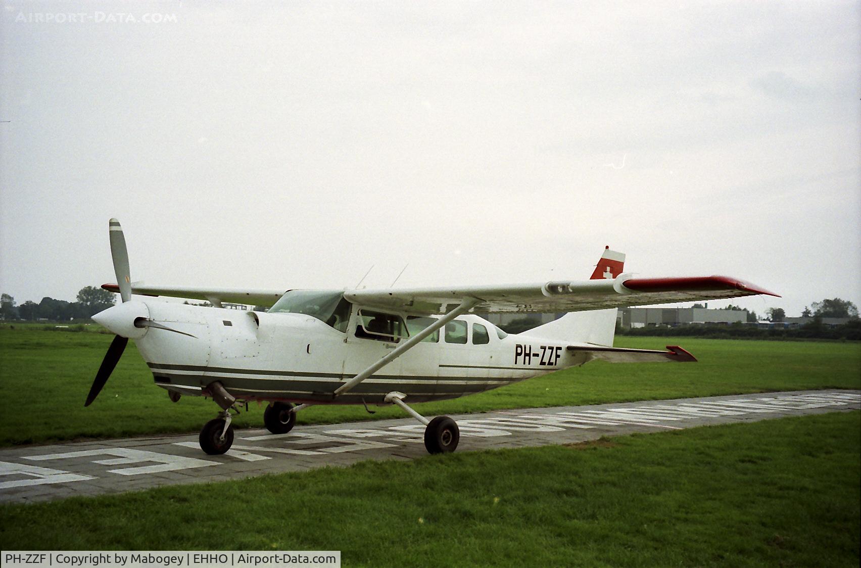 PH-ZZF, 1982 Cessna T207A C/N 207-00747, PH-ZZF, old colours.