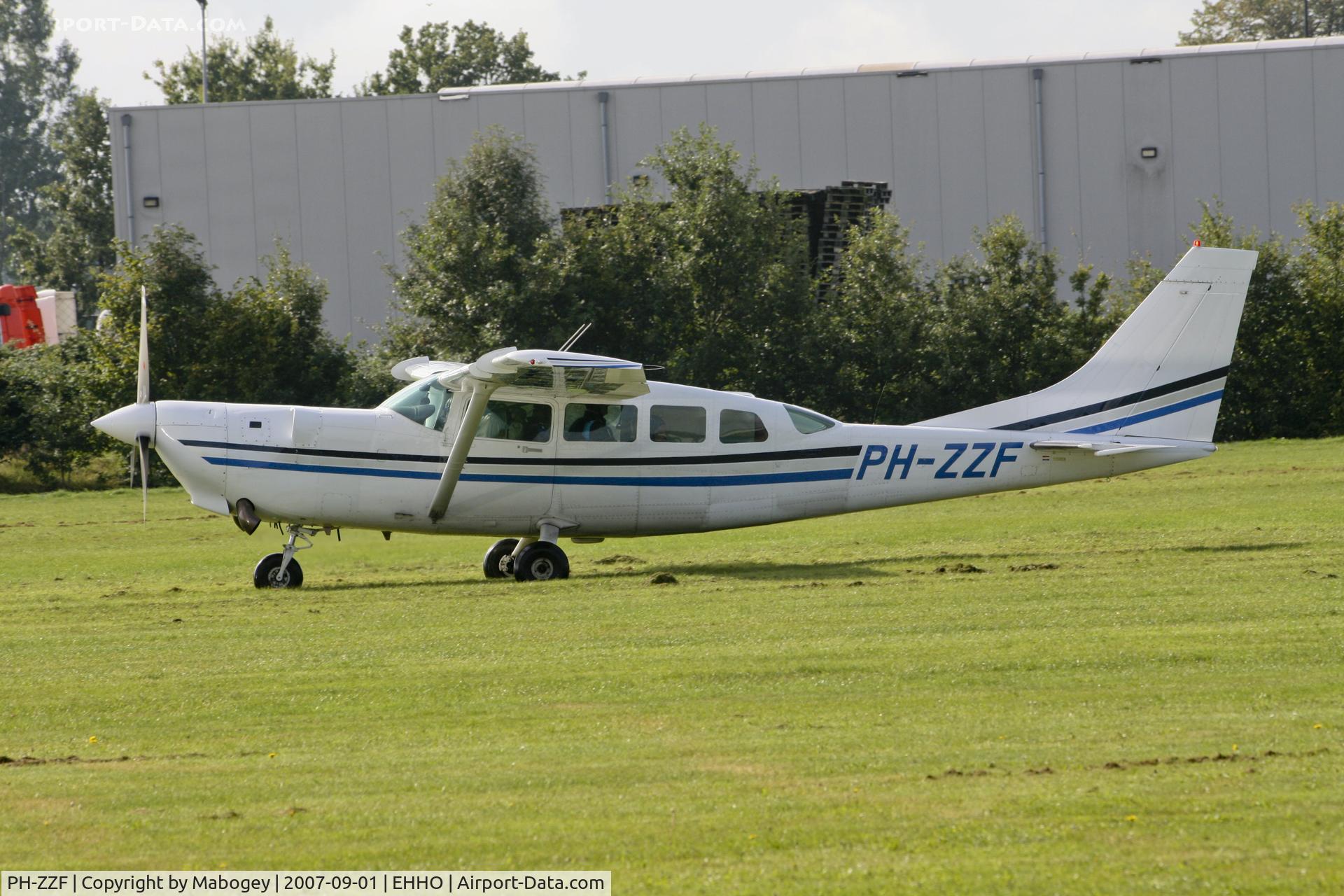 PH-ZZF, 1982 Cessna T207A C/N 207-00747, Taxiing to the runway's threshold.