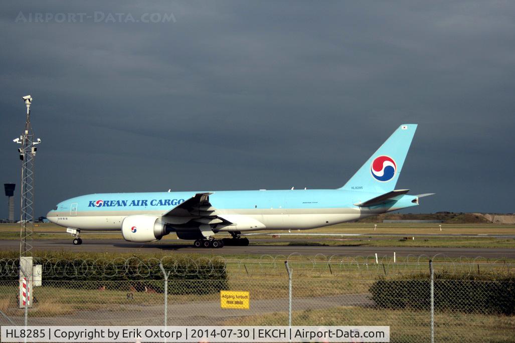 HL8285, 2014 Boeing 777-FB5 C/N 37641, HL8285 arrived rw 04L