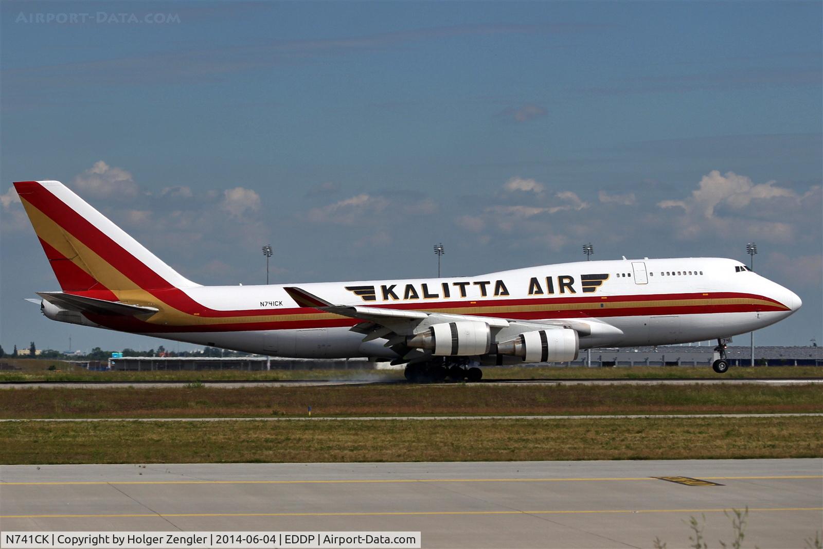 N741CK, 1989 Boeing 747-4H6 C/N 24315, Touch down on rwy 08R...