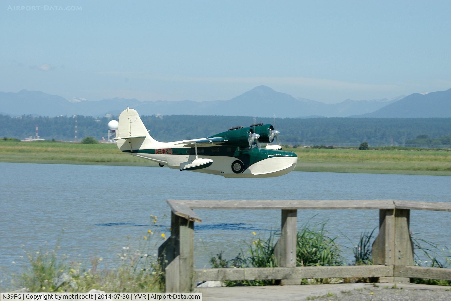 N39FG, 1939 Grumman G-21A Goose C/N 1059, Landing on the Fraser River