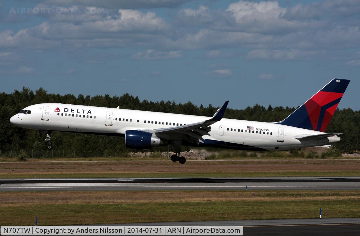 N707TW, 1997 Boeing 757-2Q8 C/N 27625, Landing on runway 26.