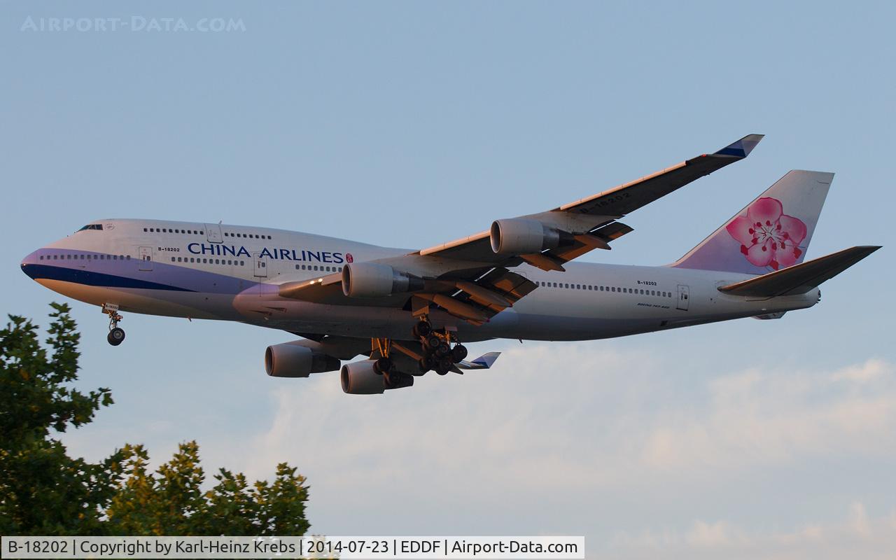 B-18202, 1997 Boeing 747-409 C/N 28710, on final RWY 07R