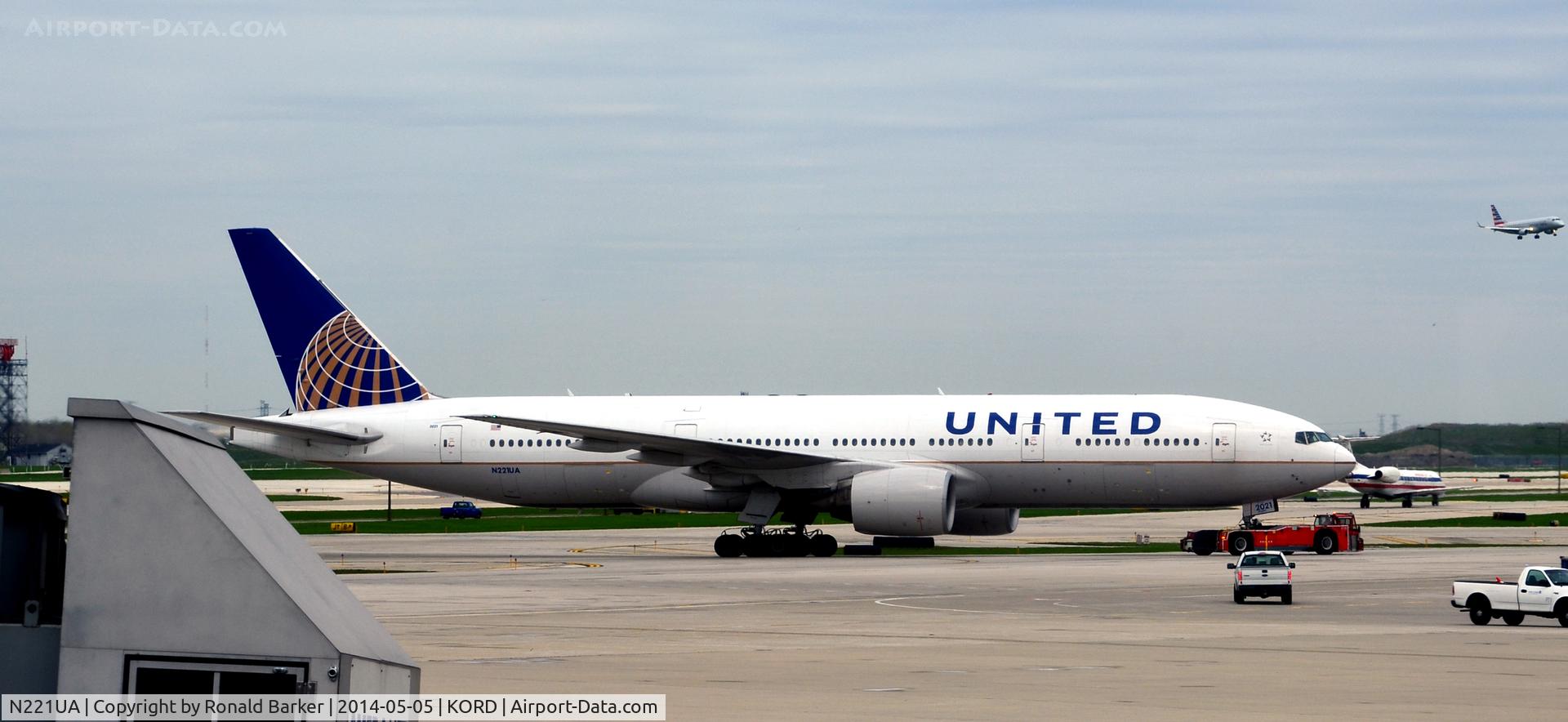 N221UA, 2001 Boeing 777-222 C/N 30552, Taxi O'Hare