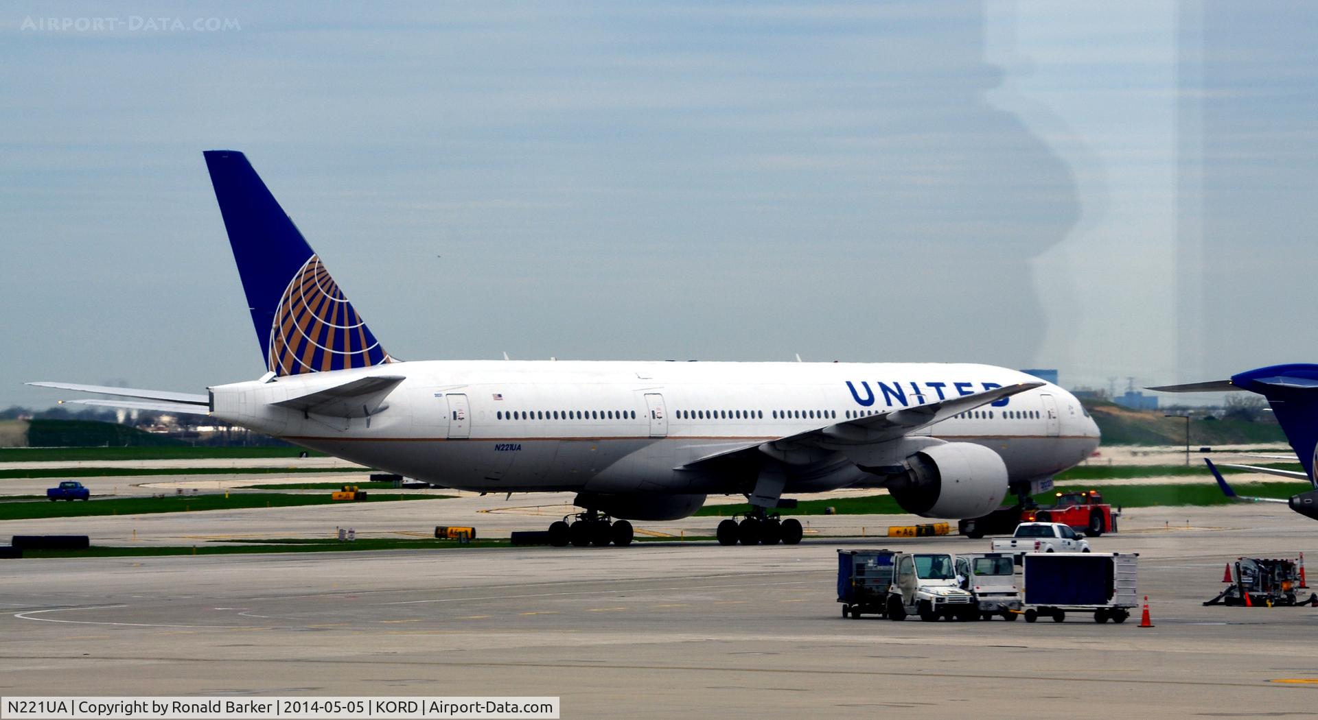 N221UA, 2001 Boeing 777-222 C/N 30552, Taxi O'Hare