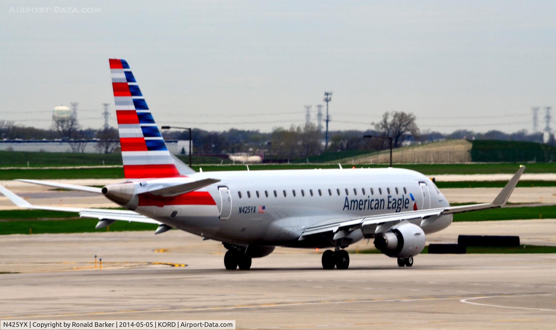 N425YX, 2014 Embraer 175LR (ERJ-170-200LR) C/N 17000396, Taxi O'Hare