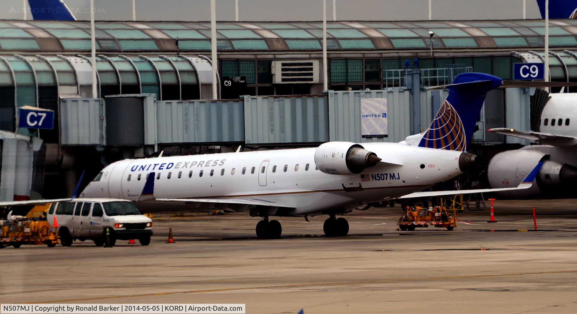 N507MJ, 2003 Bombardier CRJ-701 (CL-600-2C10) Regional Jet C/N 10017, Gate C7 O'Hare