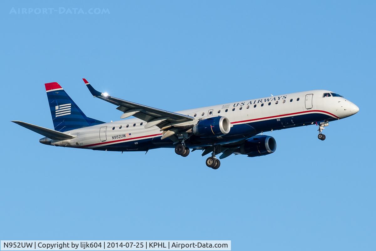 N952UW, 2007 Embraer ERJ-190-100 IGW 190AR C/N 19000119, got the strobe!