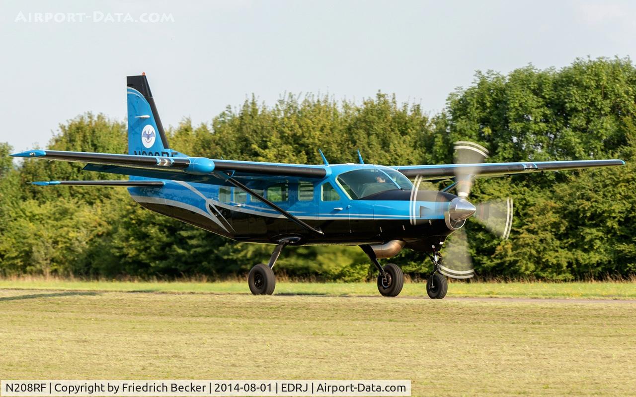 N208RF, 1985 Cessna 208 C/N 20800007, taxying to the apron
