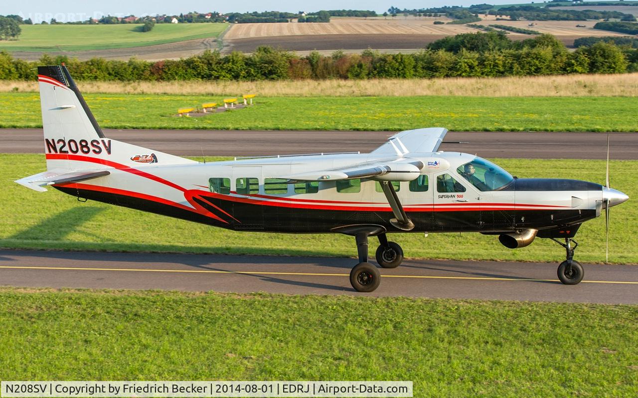 N208SV, 1999 Cessna 208B Grand Caravan C/N 208B0731, taxying to the active