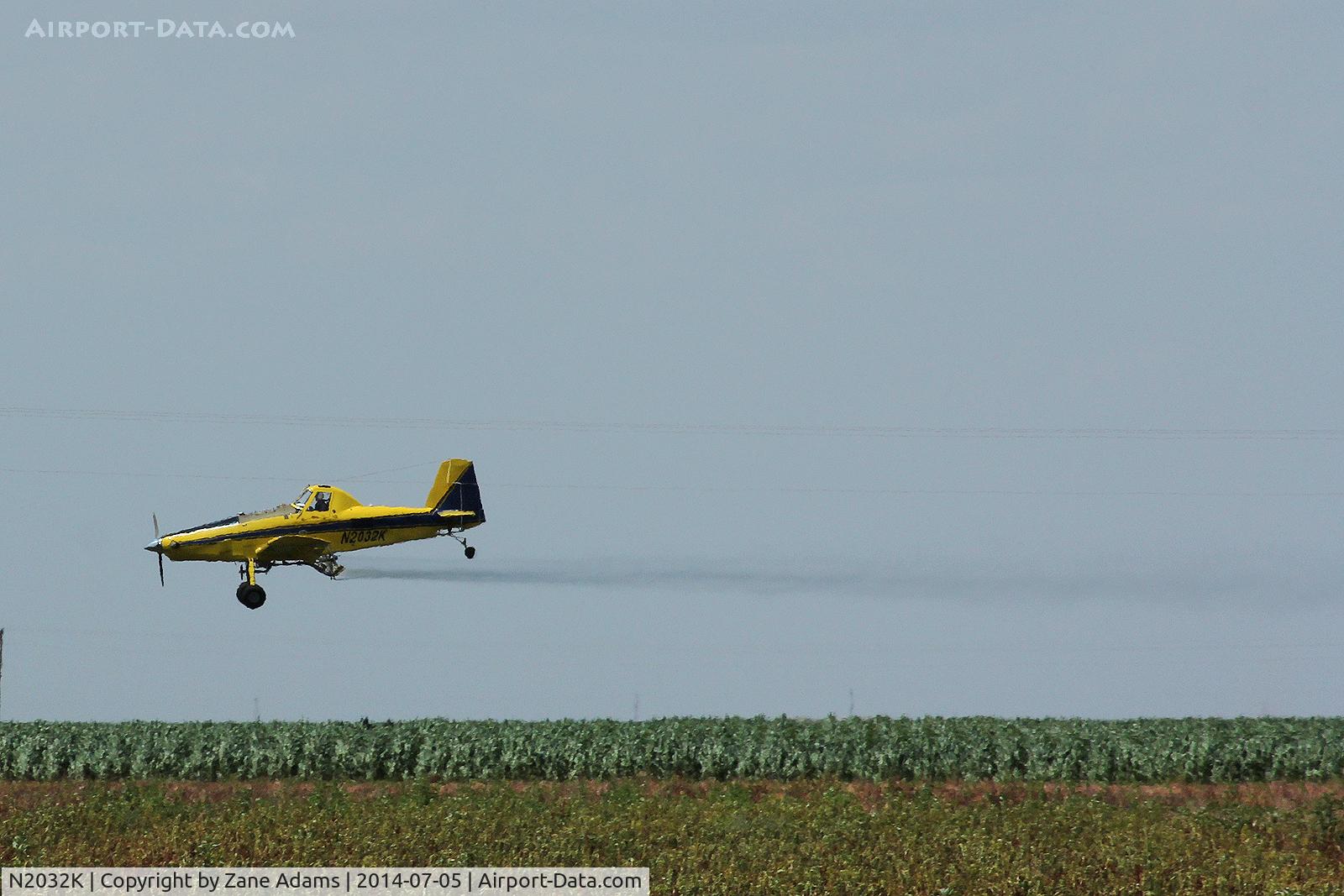 N2032K, Air Tractor Inc AT-502B C/N 502B-2749, Working near Morton, Texas