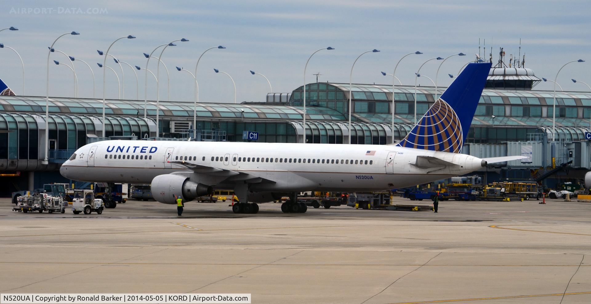 N520UA, 1990 Boeing 757-222 C/N 24890, Pushback O'Hare
