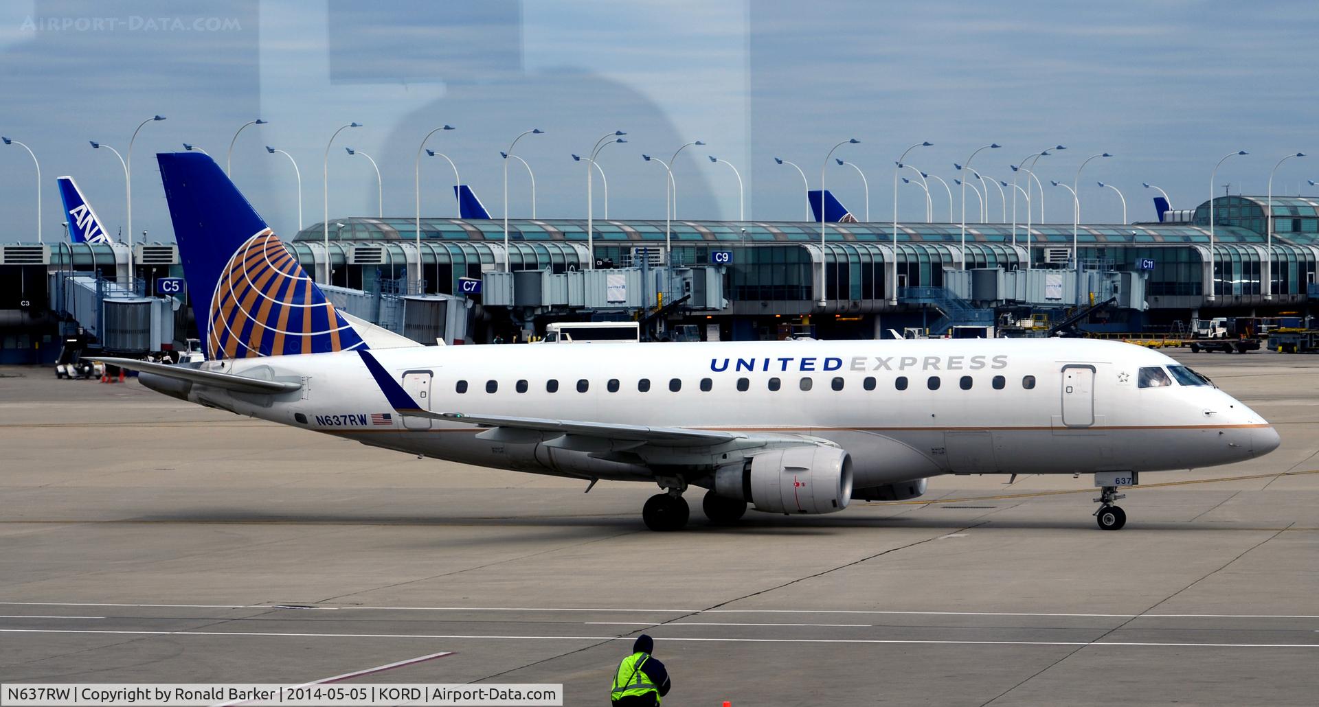 N637RW, 2004 Embraer 170SE (ERJ-170-100SE) C/N 17000051, Taxi O'Hare