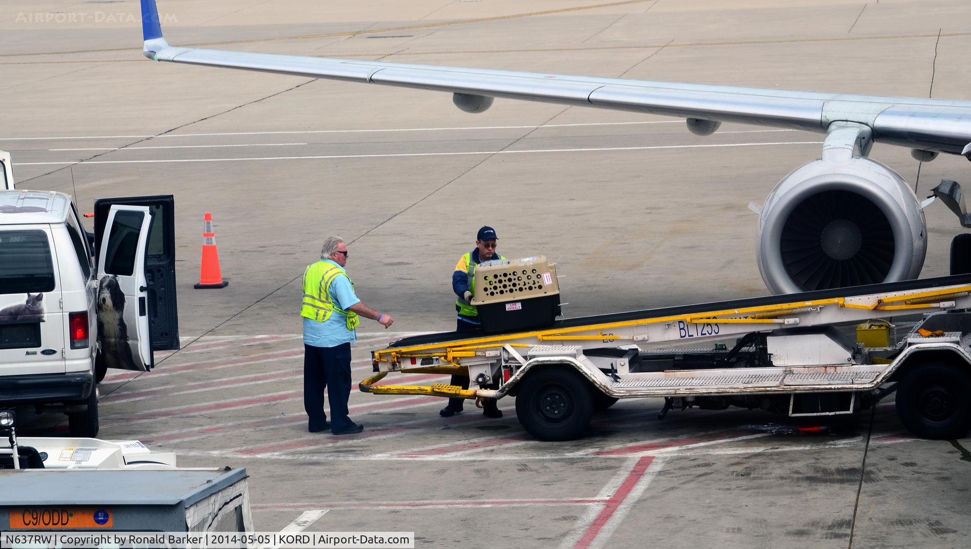 N637RW, 2004 Embraer 170SE (ERJ-170-100SE) C/N 17000051, Pet pickup at the aircraft O'Hare