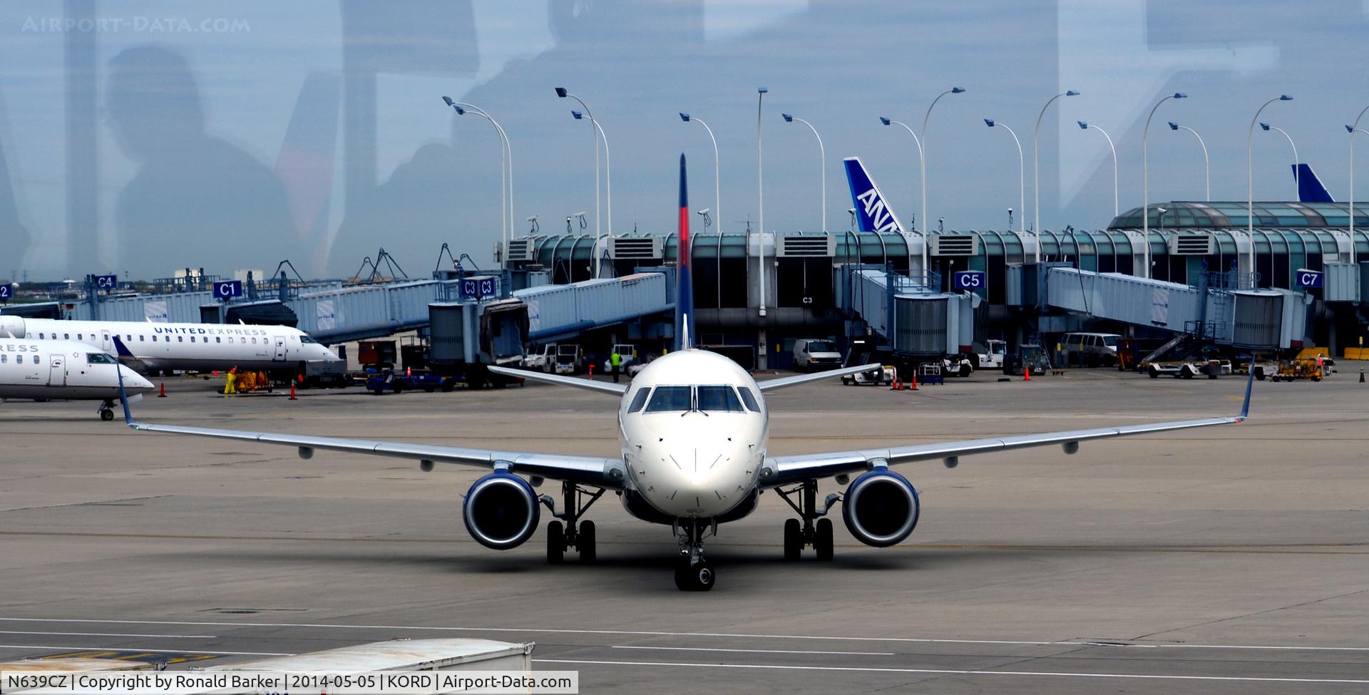 N639CZ, 2008 Embraer 175LR (ERJ-170-200LR) C/N 17000262, Taxi O'Hare
